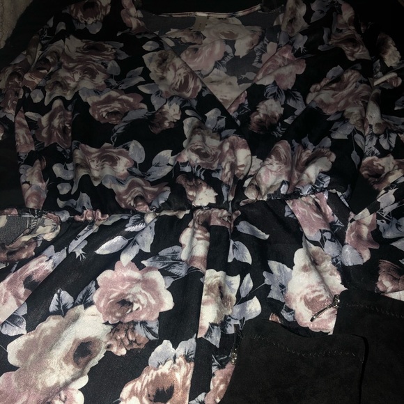 Flowers ,romper ,shorts long sleeve - Picture 3 of 6